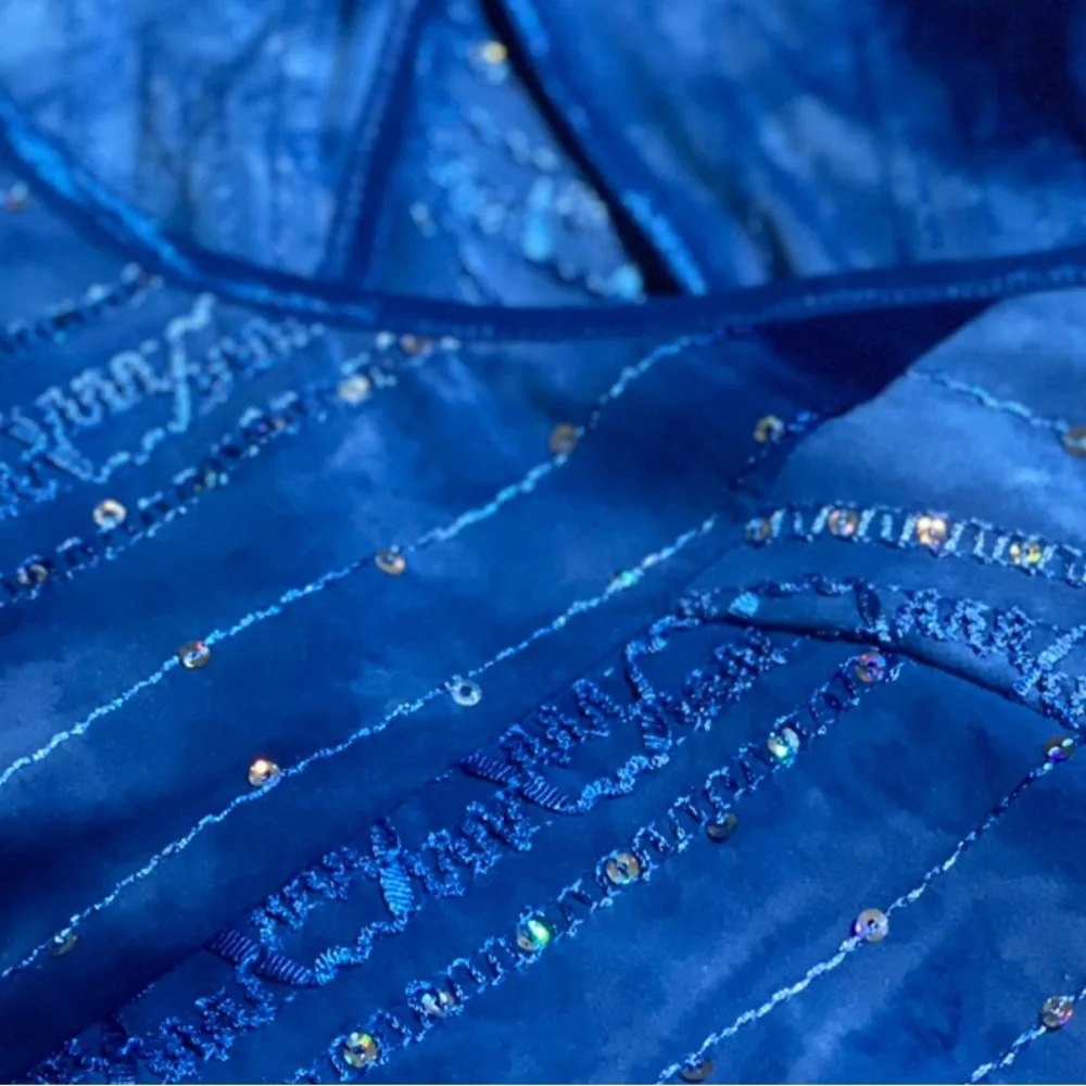 WOMENS TOP BLUE / SEQUINS 
By 3 ESTABLISHED 1962 
SIZE XL 

COLR 
BLUE - Picture 7 of 12